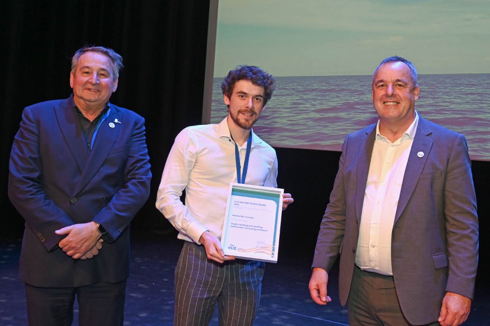 Michiel De Cooman, winnaar van de Master Thesis Award, met Colin Janssen, voorzitter van de Wetenschappelijke Commissie, en algemeen directeur Jan Mees