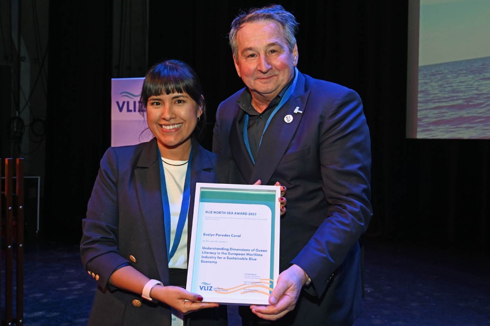 Evelyn Paredes Coral, de winnaar van de North Sea Award 2023, samen met Colin Janssen, voorzitter van de Wetenschappelijke Commissie