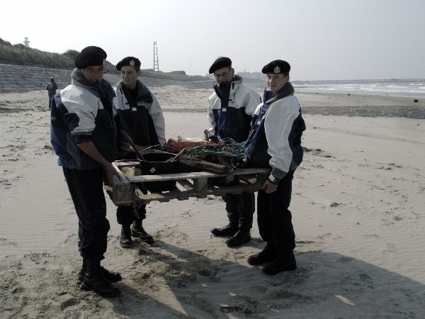 10559_scouts-helpen-mee-tijdens-de-lenteprikkel-in-oostende-op-31-03-2007