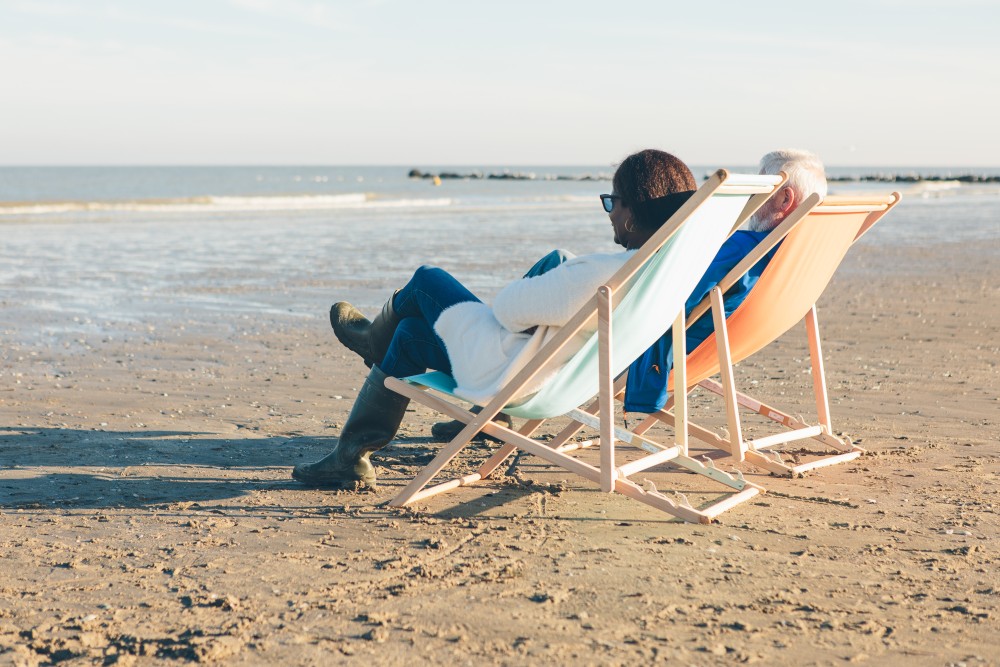 laborante in strandstoel op strand