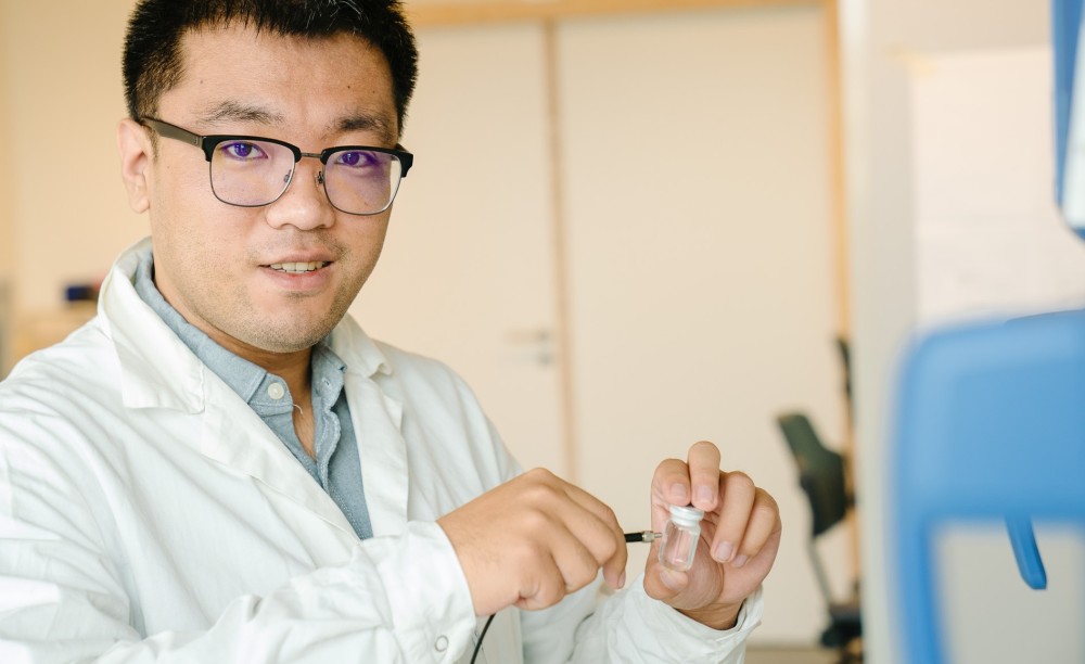 Zhiyue Niu in the lab