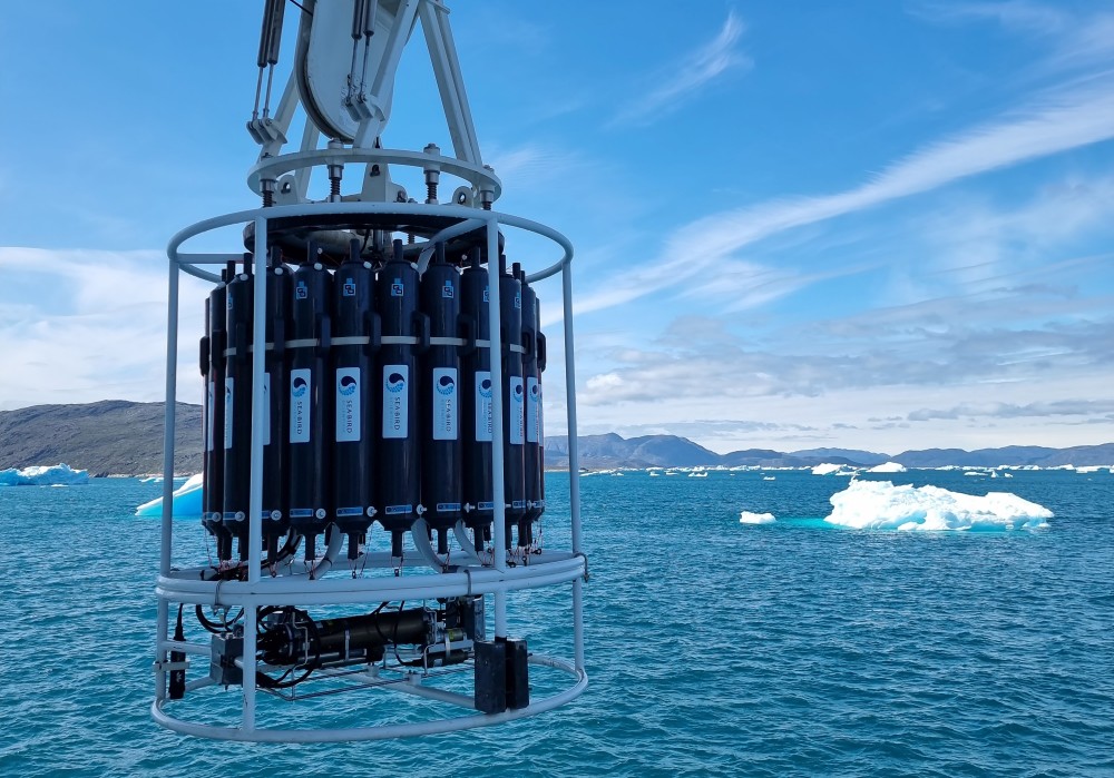 Het uitzetten van de CTD-rozet in de Tunulliarfik Fjord in Groenland.