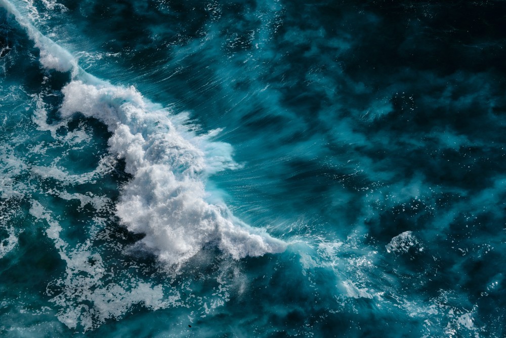 Tot nu toe heeft de oceaan voortdurend CO₂ uit de atmosfeer opgenomen – maar als de opwarming aanhoudt, kan die opname afnemen. (Beeld: Dmitry Yakovtsev / AdobeStock)