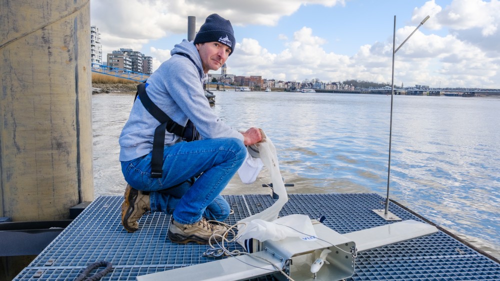 VLIZ researchers collect floating plastics