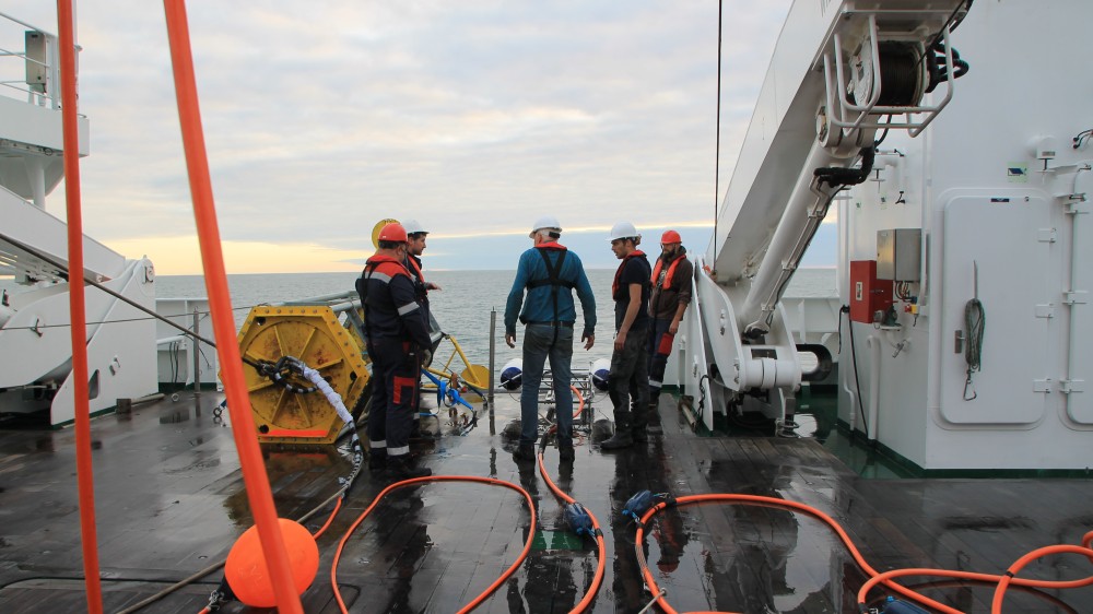 Offshore wind turbines in faulted clay layers, what are the risks? 