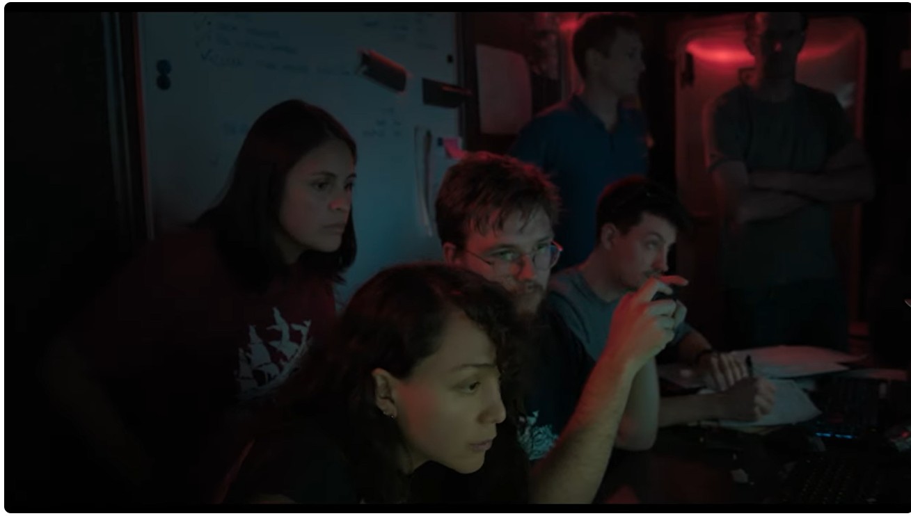 screenshot officiële trailer How deep is your love