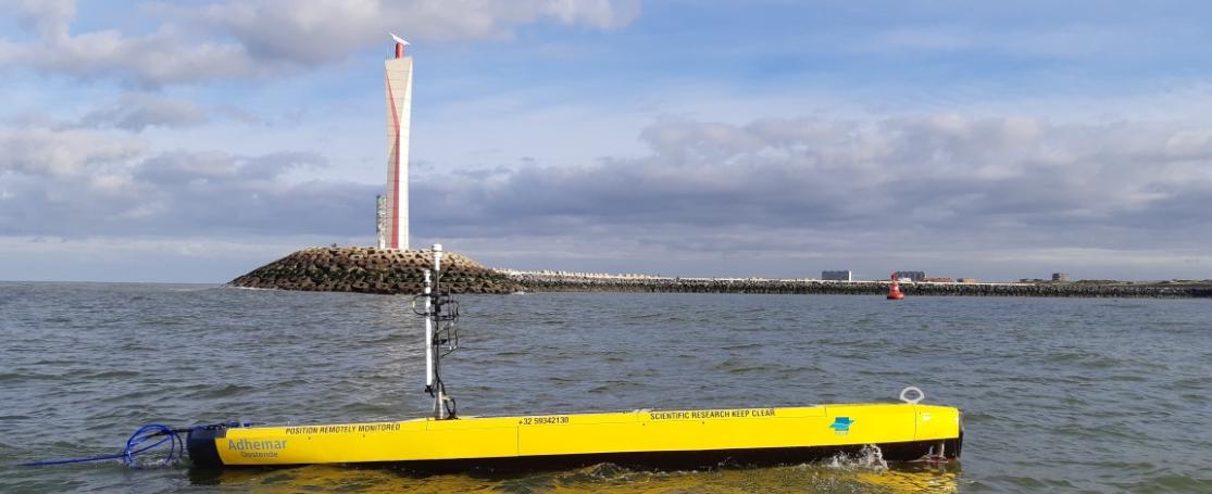 De USV-Adhemar vaart de haven van Oostende binnen