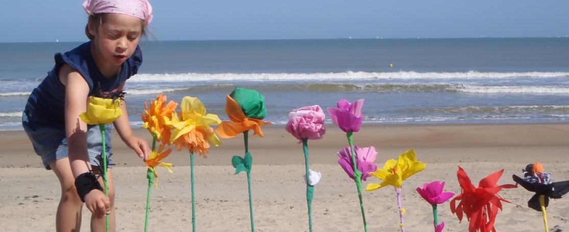 kraampje met papieren strandbloemen