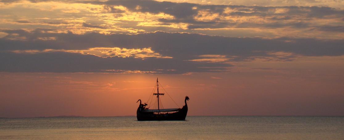 Vikingschip aan de einder