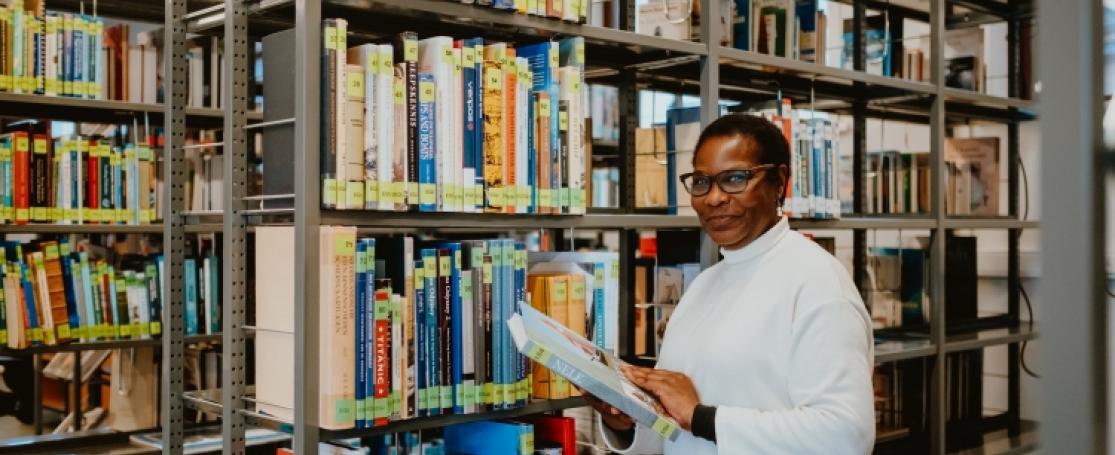Chilekwa Chisala in de VLIZ-bibliotheek