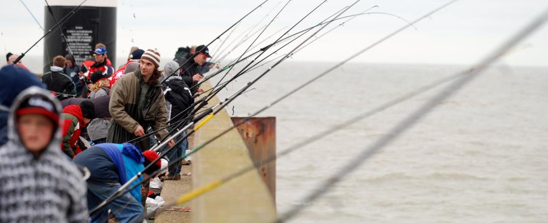 Vissers op de pier in Blankenberge