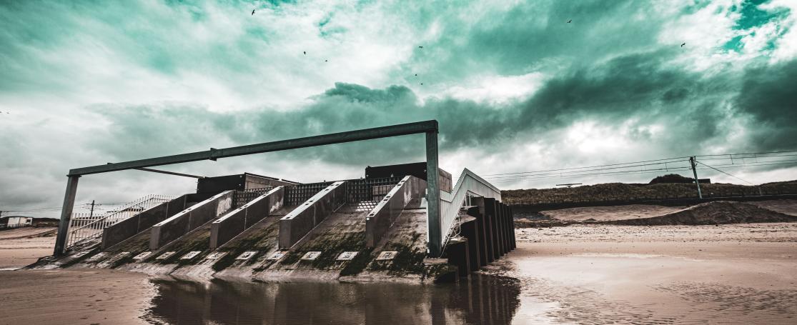 De onderzoeksdijk op het strand van Raversijde