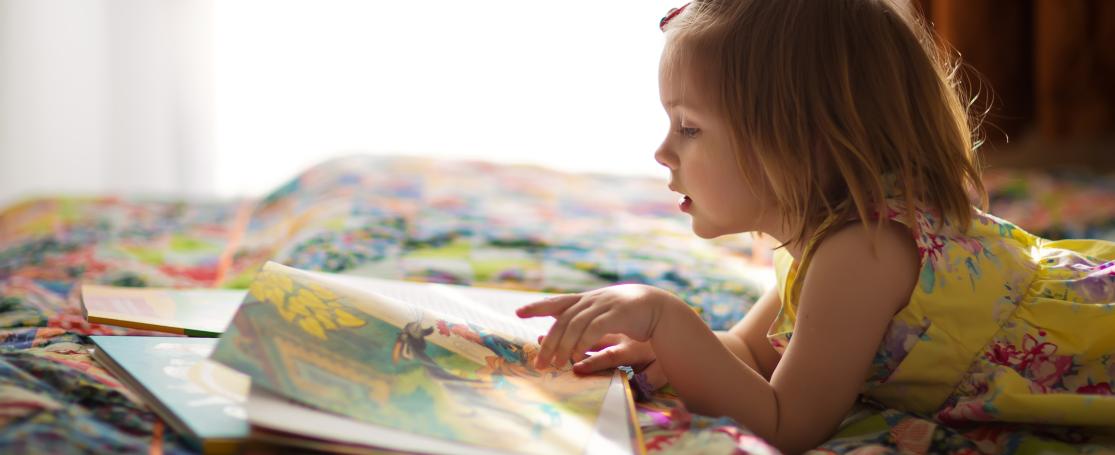 Klein meisje leest boekje over de zee