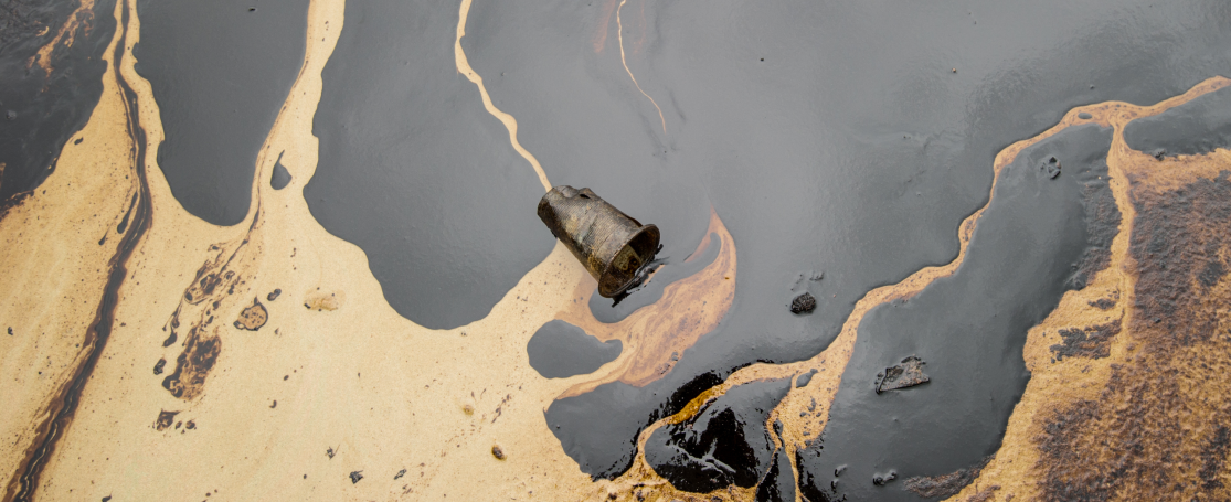Olie op het strand in Thailand