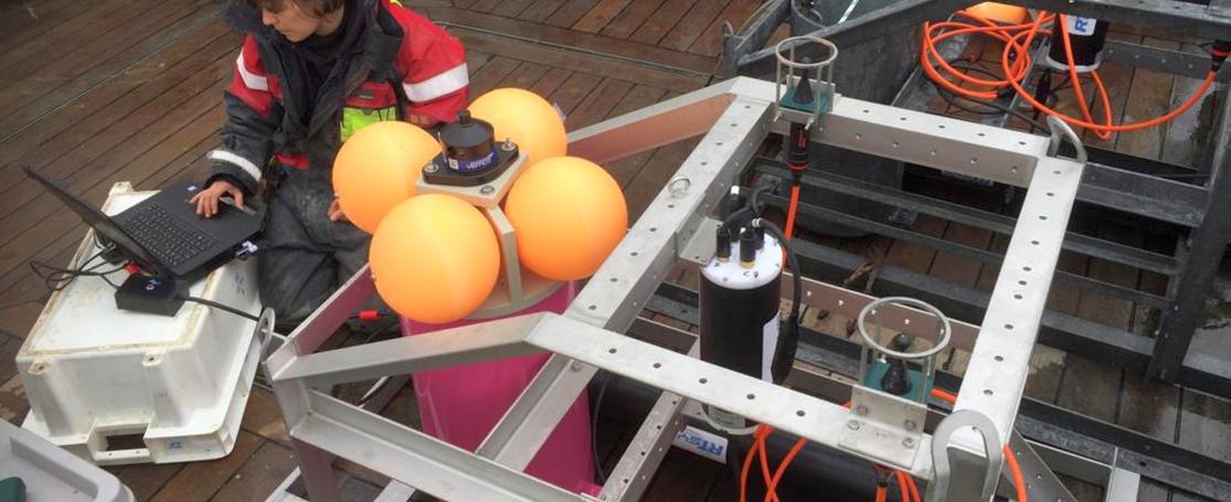 Clea Parcerisas aan het werk aan boord 