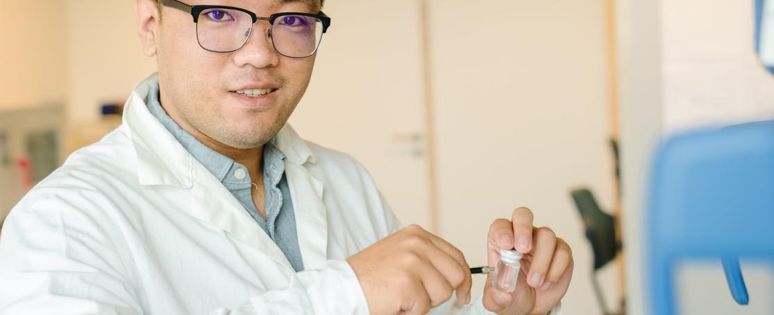 Zhiyue Niu in the lab