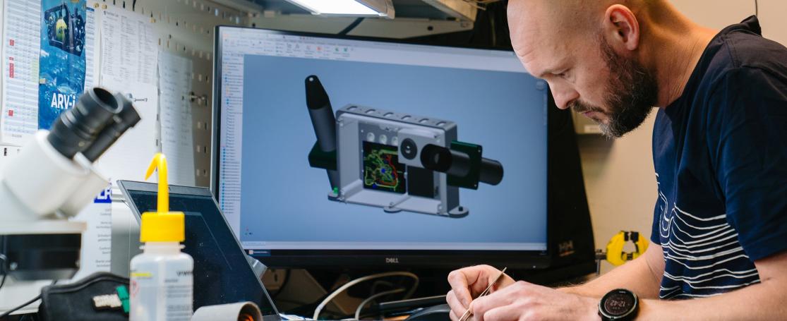 Dieter in het eletronisch lab op MSO