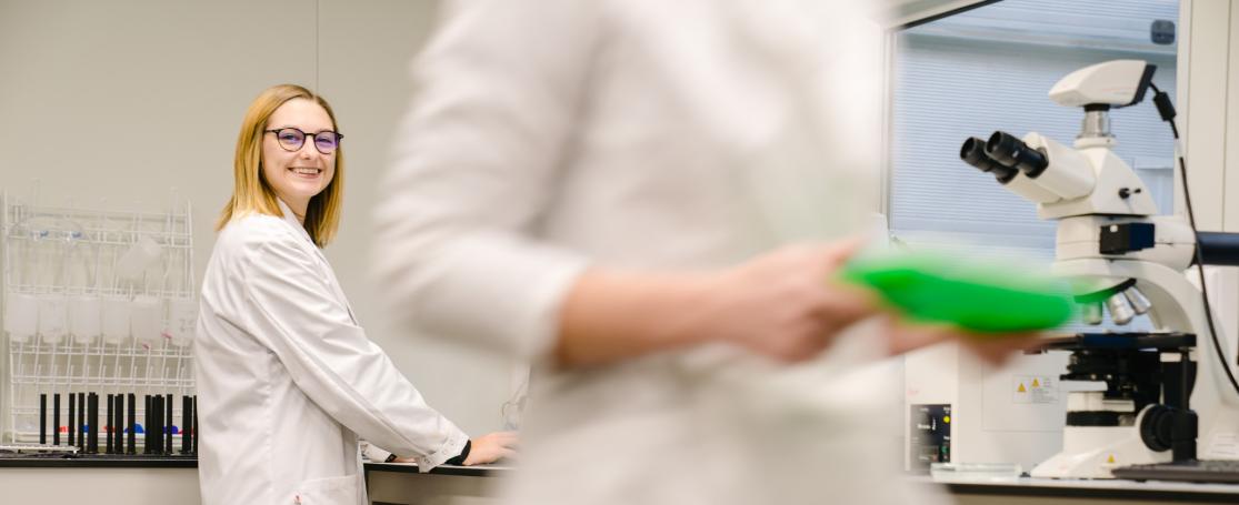 Jobstudenten in labo Marien Station Oostende