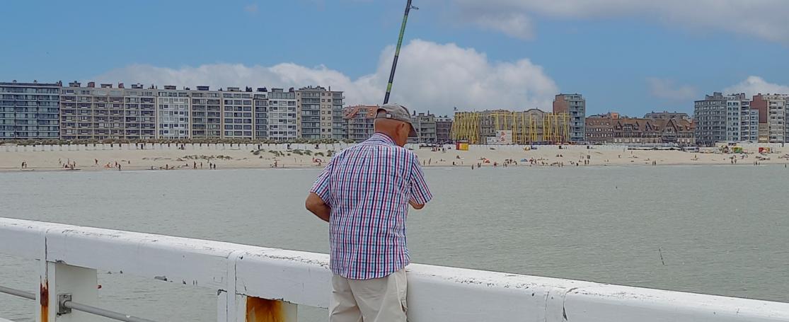 Hengelaar op het staketsel van Nieuwpoort