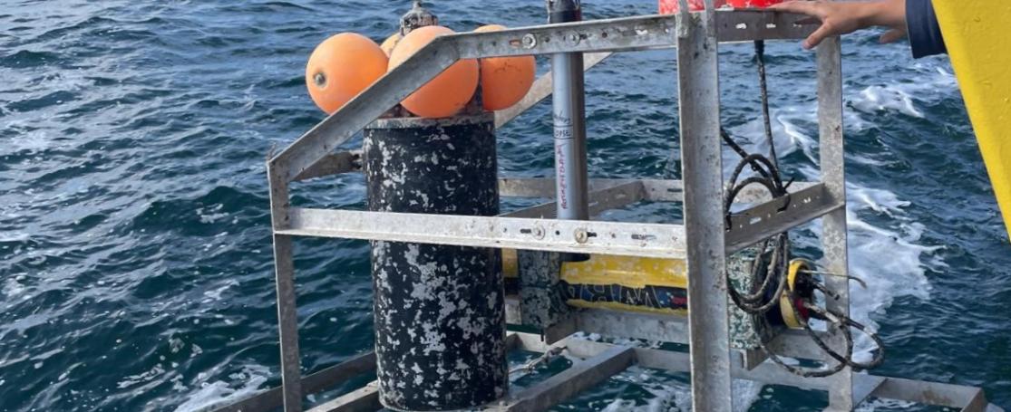 multifunctioneel frame met hydrofoon op gemonteerd hangt buitenboord, klaar om te worden uitgezet in zee