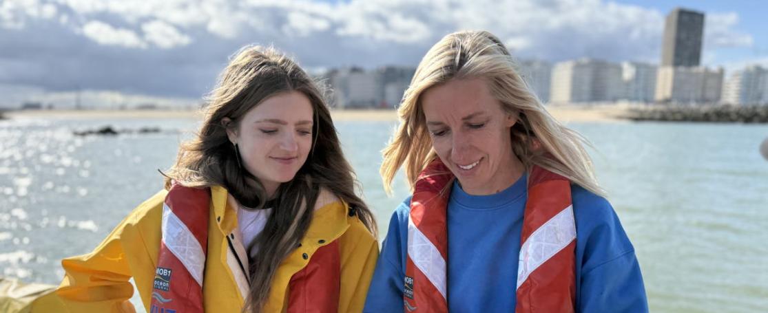 Ketnetter Nona en marien biologe Karen Rappé aan boord van RV Simon Stevin