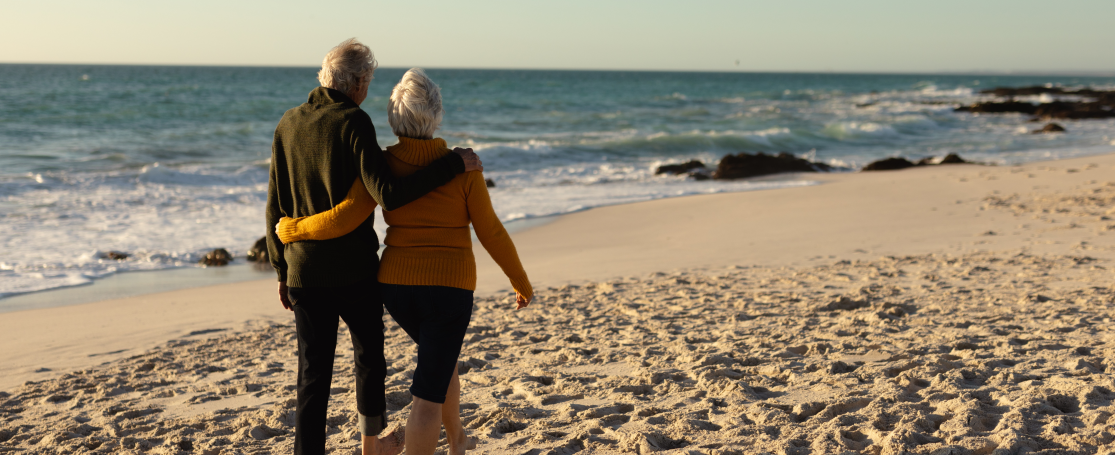 60-plussers op wandel op strand