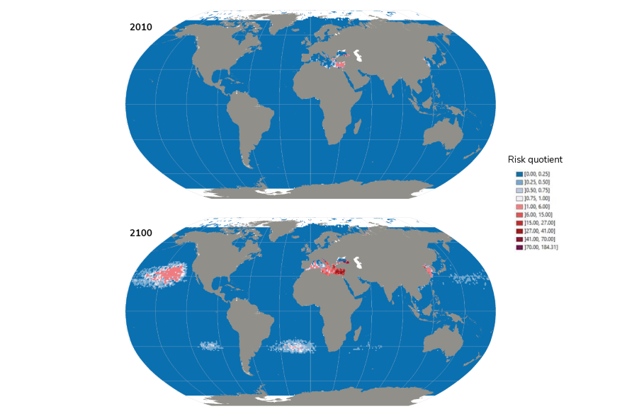 Het wereldwijde risico van microplastics onder het worst-case scenario (=8 microplastics per liter) anno 2010 en 2100.