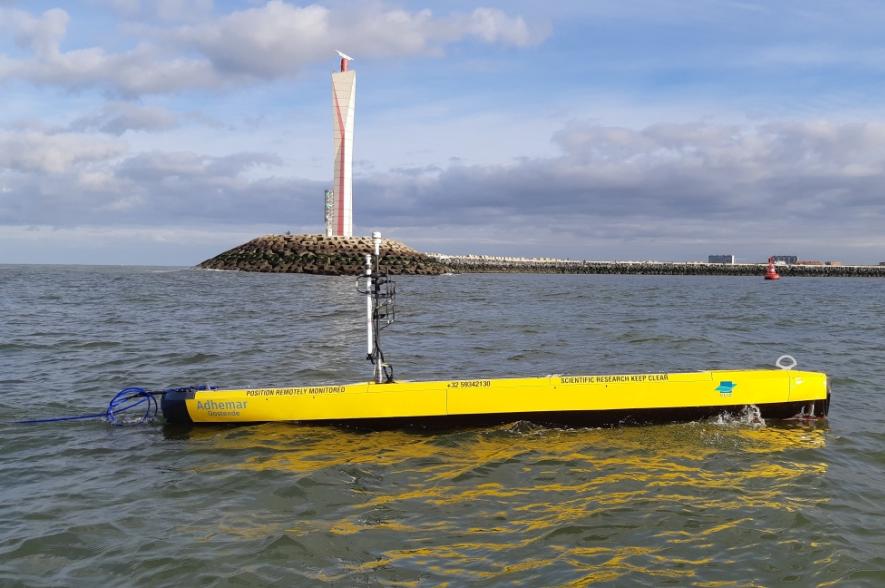 De USV-Adhemar vaart de haven van Oostende binnen