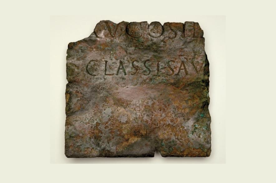 Fragment van een Romeinse bronzen plaat met het woord CLASSIS gevonden in Naaldwijk