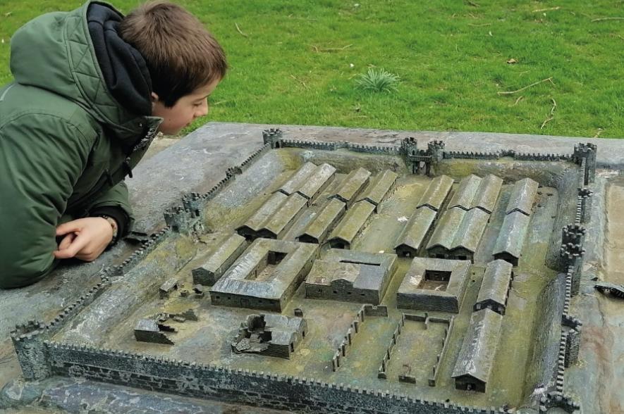 Een bronzen maquette van het Romeinse fort van Oudenburg