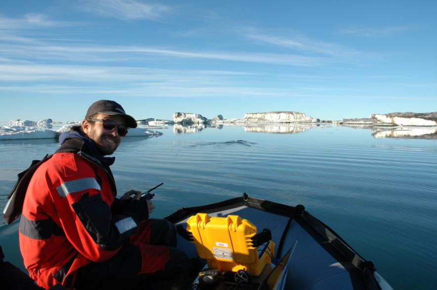 Wieter met de AUV, een autonome onderwaterrobot, in actie op Groenland. 