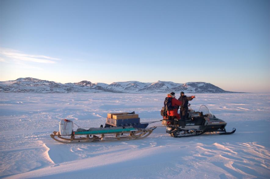Een sneeuwscooter is een trouwe bondgenoot bij veldwerk in de bevroren fjorden van Groenland. 