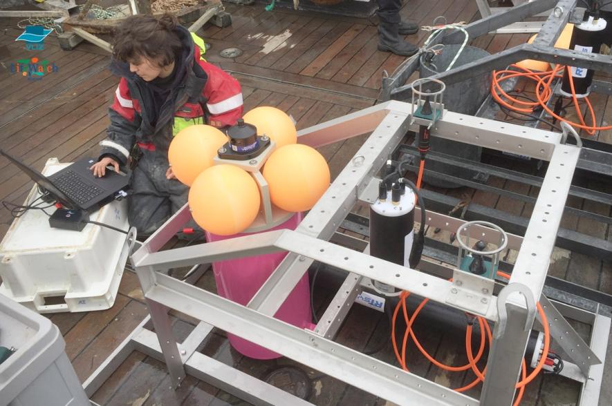 Clea bij mooring met hydrofoon op RV Simon Stebin