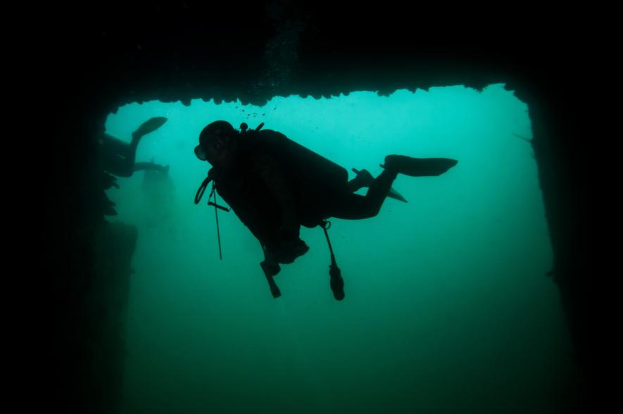 duiker exploreert WOII scheepswrak, Filipijnen