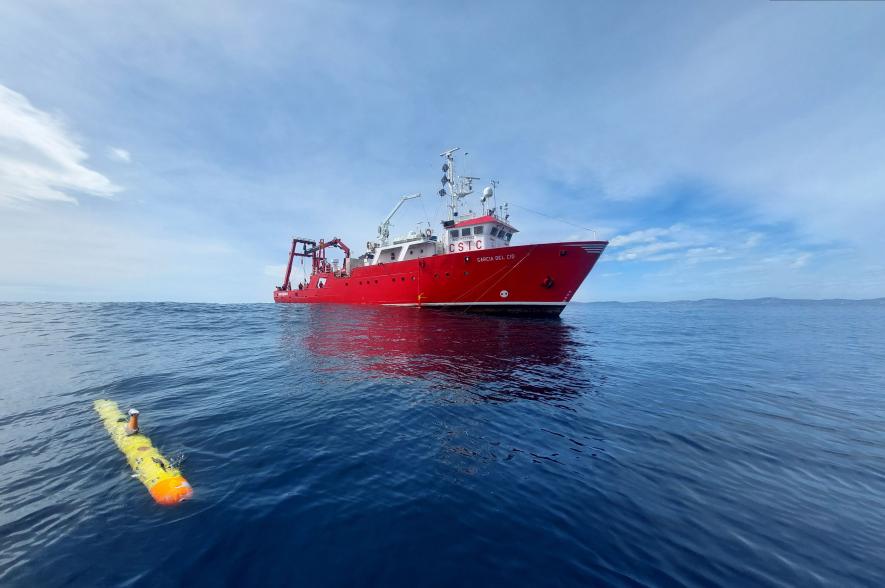 De autonome onderwaterrobot AUV Barabas en het onderzoeksschip García del Cid