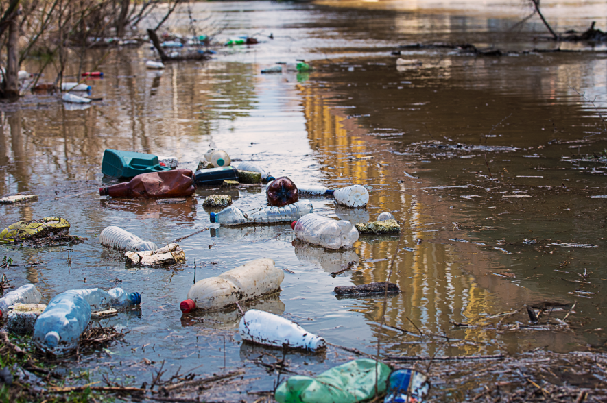 plastic op oever rivier