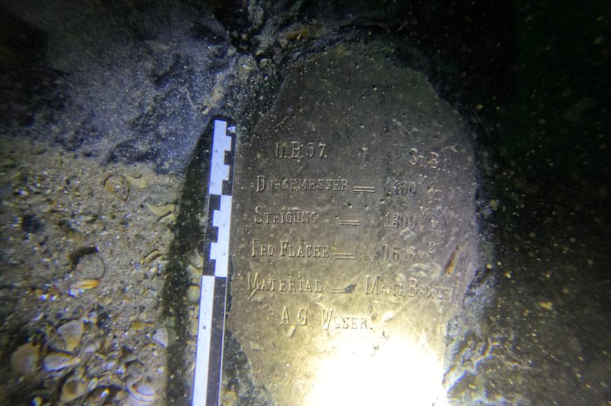 Het opschrift op de stuurboordschroef van de UB-57