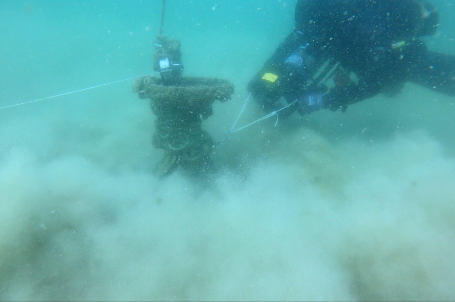 Vrijmaken van een tripode met onderwaterscooter als blazer