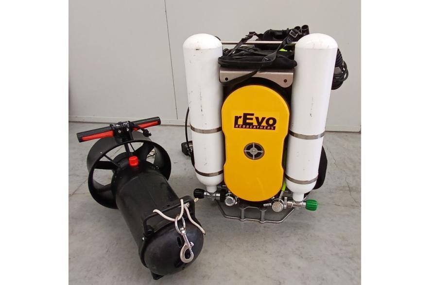 Rechts: Closed Circuit Rebreather (CCR). Links: Diver Propulsion Vehicle (DPV). 