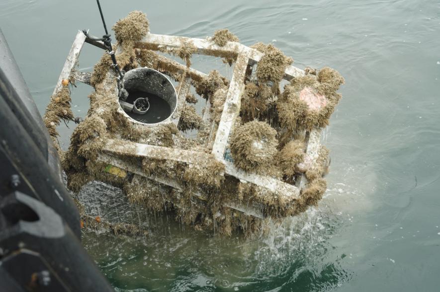 Akoestische apparatuur wordt opgehaald 