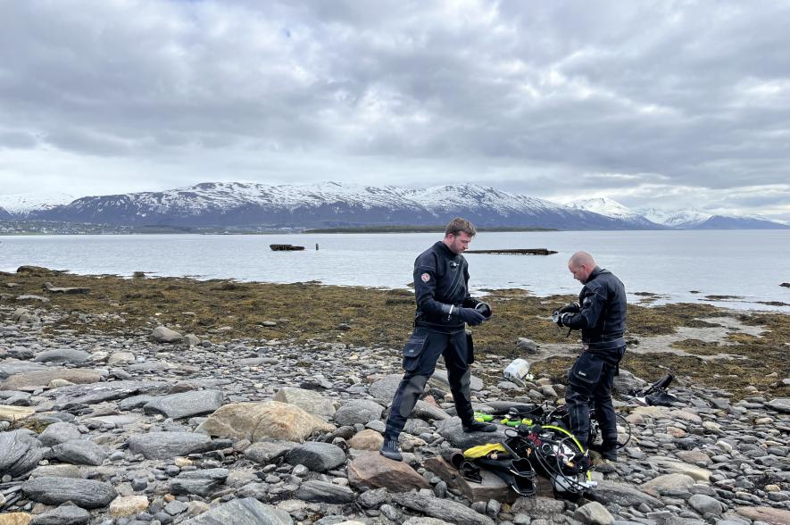 crawler en de duikers op de kust voor het wrak van de Tirpitz