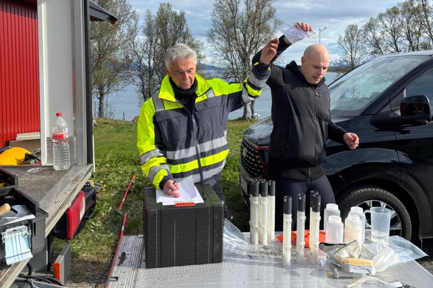 medewrekres van Universiteit Kiel moeten snel de stalen verwerken 