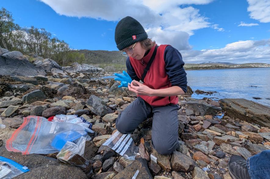 Wyona Schütte aan het werk met stalen van bij de Tirpitz