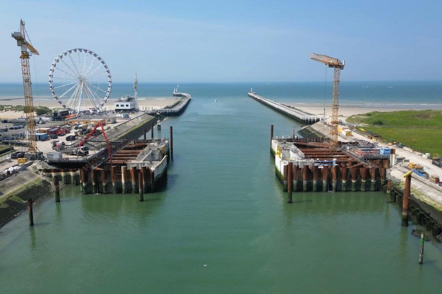 Werf van de stormvloedkering IJzermonding Nieuwpoort