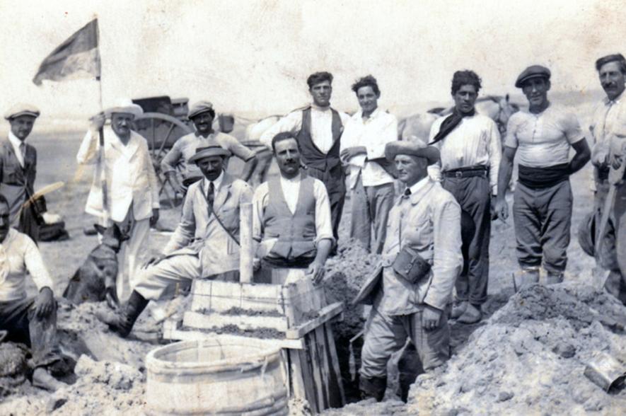 Eerste steenlegging Ostende april 1913. Uit: Archivo Municipal Madariaga 