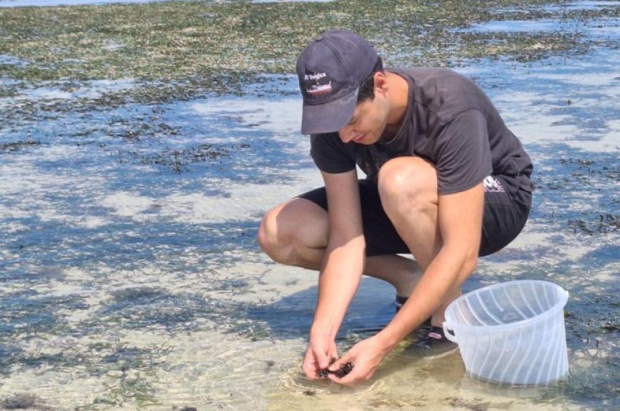 Illias Semmouri aan het werk in het veld